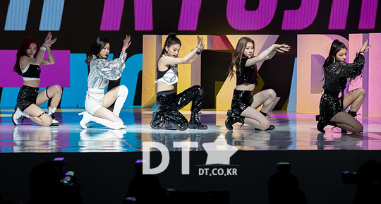 JYP  `(ITZY)`  ̽ `޶޶`   [Ÿ]